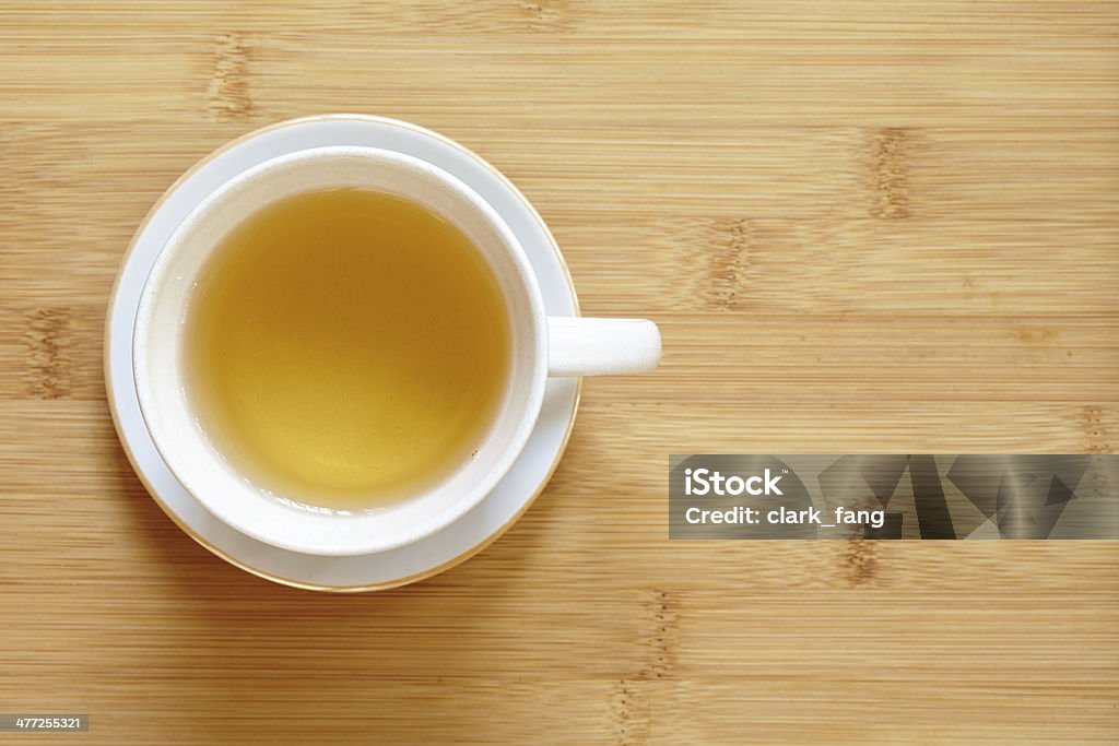 Чашка зеленого чая в таблице - Стоковые фото Белый фон роялти-фри