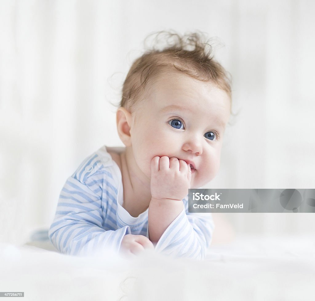 Adorável bebê com lindos olhos azuis tocando seu abdômen - Foto de stock de Bebê royalty-free