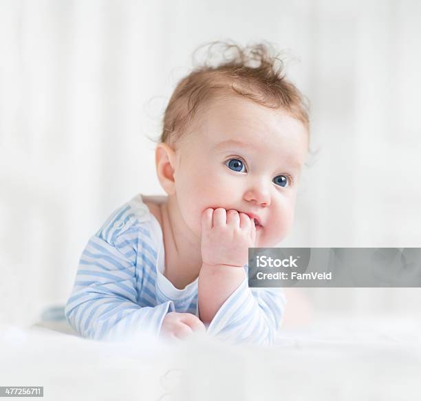 Foto de Adorável Bebê Com Lindos Olhos Azuis Tocando Seu Abdômen e mais fotos de stock de Bebê