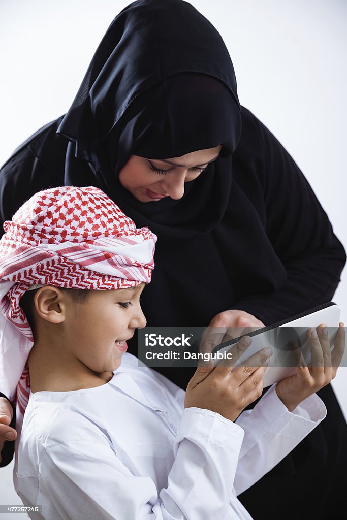 Arabo madre e Suo figlio con digital tablet - Foto stock royalty-free di Bambini maschi