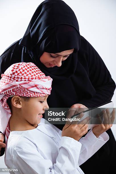 Arabo Madre E Suo Figlio Con Digital Tablet - Fotografie stock e altre immagini di Bambini maschi - Bambini maschi, Leggere, Abbigliamento modesto