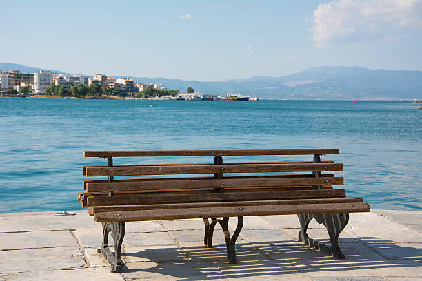 ławka w plaży - chalkis zdjęcia i obrazy z banku zdjęć