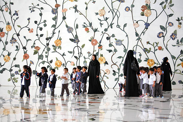 enfants visitant la mosquée sheikh zayed, à abou dhabi - sheik zayed photos et images de collection