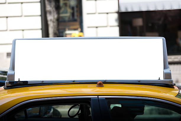 cartellone bianco vuoto in taxi. - yellow taxi foto e immagini stock