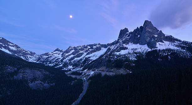 liberty bell et le début de l'hiver de clochers, des cascades du nord - north cascades national park cascade range highway north photos et images de collection