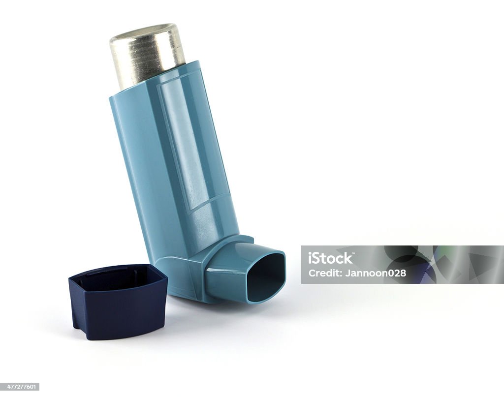 Inalador asma isolado em um fundo branco. - Foto de stock de Alergia royalty-free