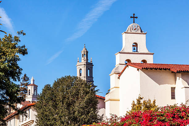 steeples biały adobe misja santa barbara cross bell stan kalifornia - mission santa barbara zdjęcia i obrazy z banku zdjęć