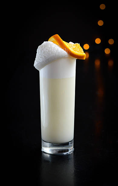 A delicious and fizzy carbonated cocktail that is gin based and acidic. 