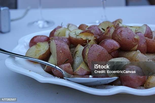 Rojo De Papas Con Hierbas A La Parrilla Que Se Sirven En Un Plato De Color Foto de stock y más banco de imágenes de Patata roja