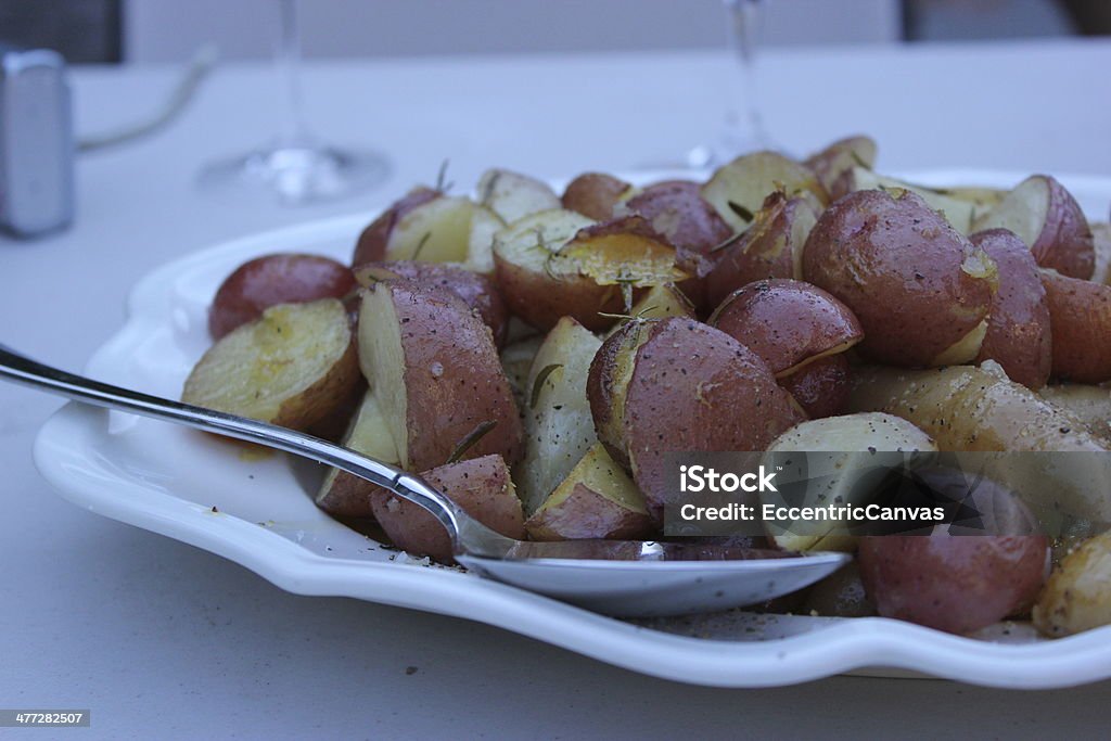Vermelho grelhado, batatas com ervas, em uma bandeja branca - Foto de stock de Batata vermelha royalty-free