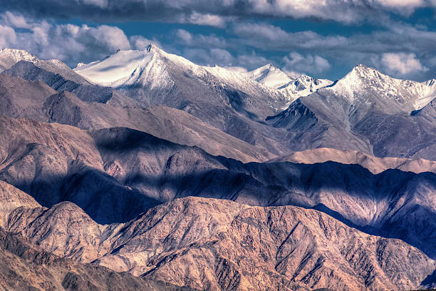 landschaft von ladakh, jammu und kaschmir, indien - mountain pass stock-fotos und bilder