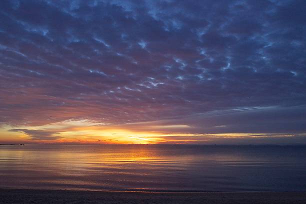 istock Spectacular ocean sunrise 477285835