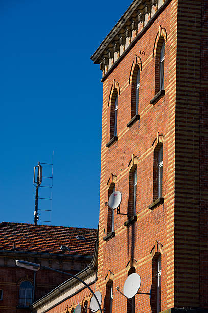 edificio de ladrillos - thatched roof red brick roof fotografías e imágenes de stock