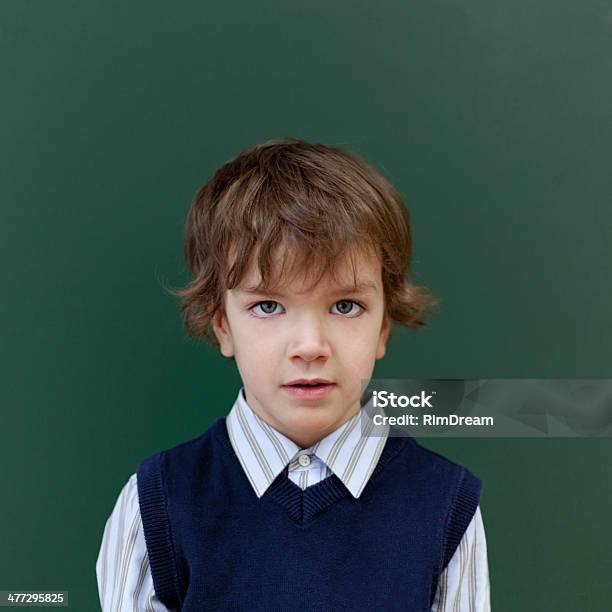 Retrato Do Aluno No Quadro Negro Fundo - Fotografias de stock e mais imagens de Aluno - Aluno, Aluno de Jardim de Infância, Criança