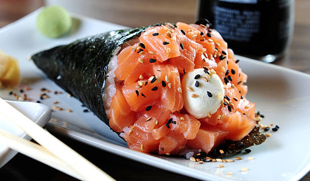 rotolo di mano - temaki food sushi salmon foto e immagini stock