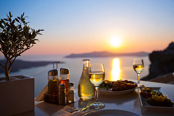 jantar para duas pessoas e o mar ao pôr-do-sol - couple dinner summer sunlight - fotografias e filmes do acervo