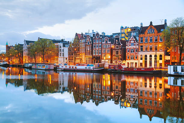 ночной городской вид на амстердам, нидерланды - amsterdam стоковые фото и изображения