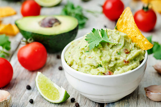 guacamole con cubos de maíz - guacamole fotografías e imágenes de stock