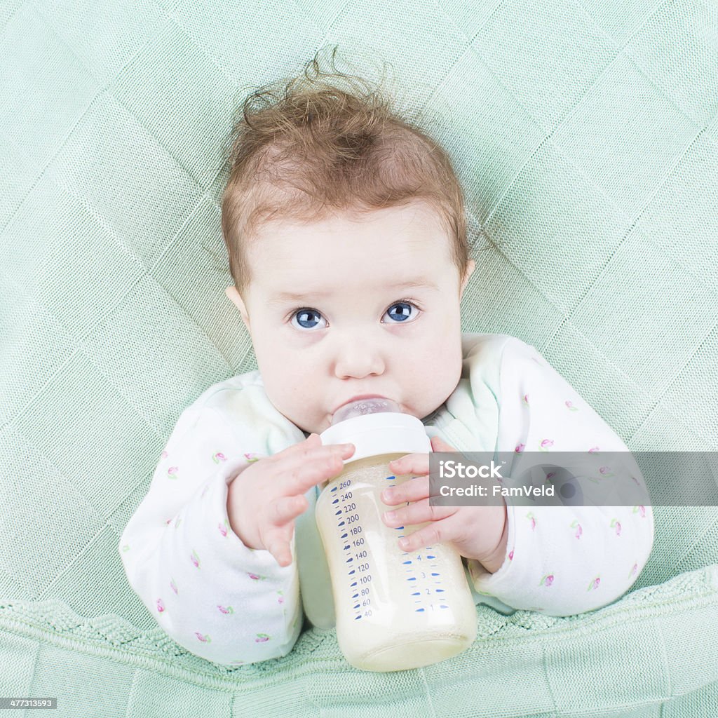 Bonito bebê a beber leite de fórmula de garrafa - Foto de stock de Alimentar royalty-free