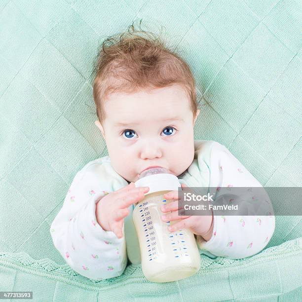 Foto de Bonito Bebê A Beber Leite De Fórmula De Garrafa e mais fotos de stock de Alimentar - Alimentar, Amor, Beber