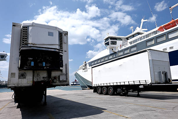 レッグサイドトレイラーズ着岸船付近 - commercial dock container ship truck shipping ストックフォトと画像