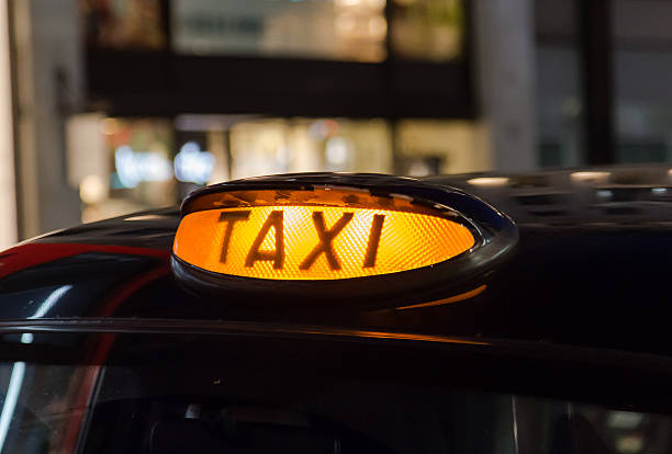 nahaufnahme von einem taxi-schild - black cab stock-fotos und bilder