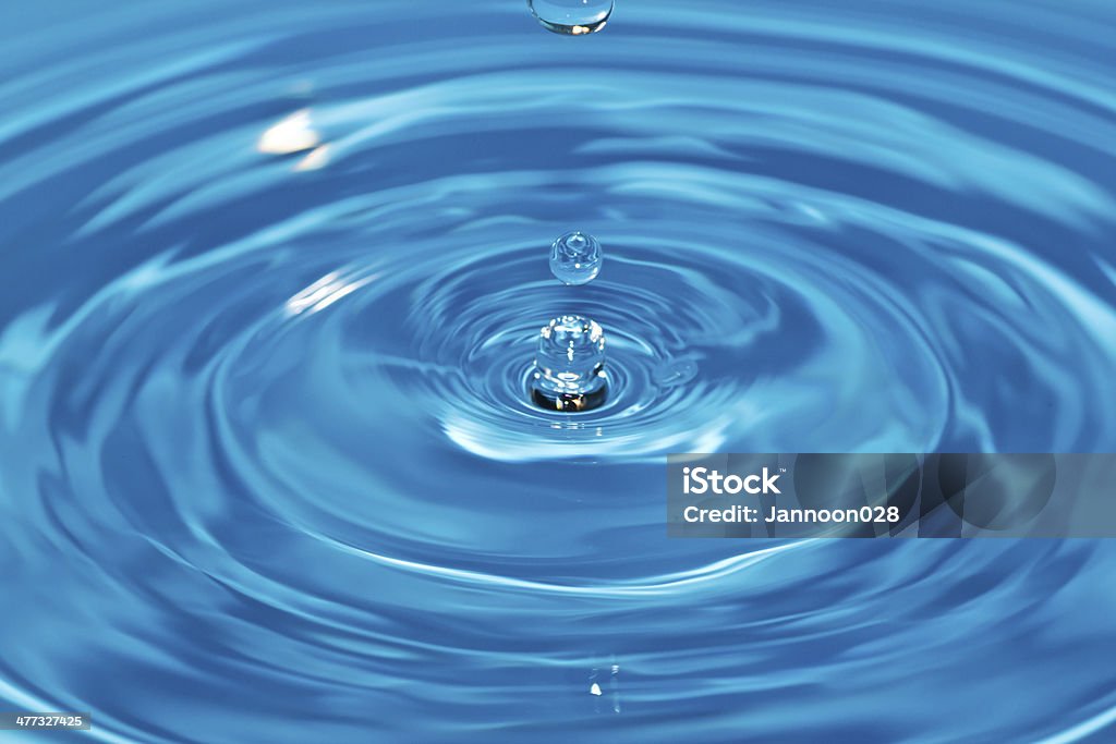 Bulles dans l'eau claire et bleue - Photo de Abstrait libre de droits