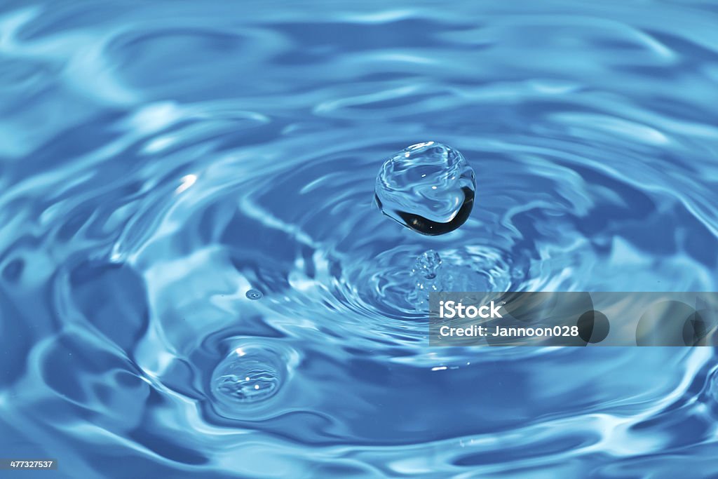 Bulles dans l'eau claire et bleue - Photo de Abstrait libre de droits