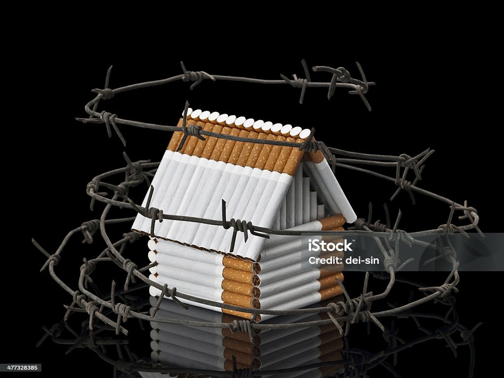 Дом из сигарет за колючей проволоки - Стоковые фото Архитектура роялти-фри