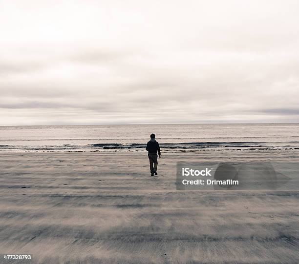 Bild Der Mann Hinter Auf Den Strand Stockfoto und mehr Bilder von Gehen - Gehen, Kontur, Meer