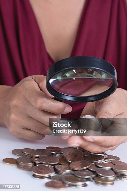 Photo libre de droit de Concept Financier Mains Tenir Une Loupe Et Les Pièces banque d'images et plus d'images libres de droit de Adolescent