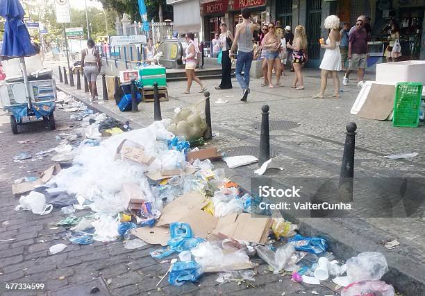 Abfall In Die South Zone Von Rio De Janeiro Stockfoto und mehr Bilder von Arbeiter - Arbeiter, Blau, Brasilianischer Karneval