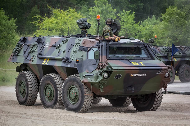deutsches militär battlefield transportmittel - armored truck stock-fotos und bilder