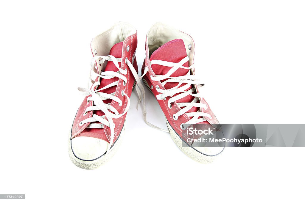 Sporco sneaker rosse isolata. - Foto stock royalty-free di Abbigliamento