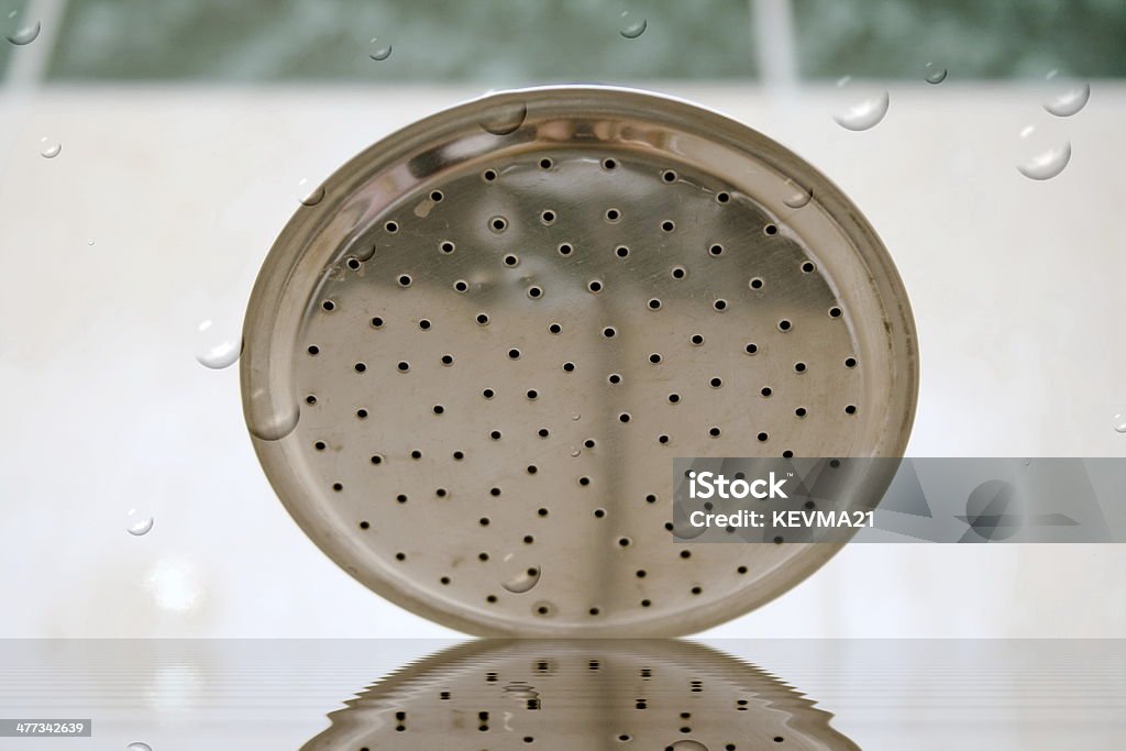 Cabeza de ducha plata en el baño - Foto de stock de Agua libre de derechos