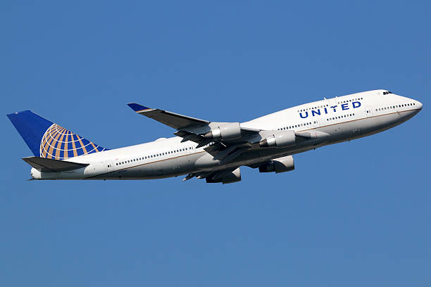 united airlines samolotu boeing 747-400 - boeing 747 airplane taking off commercial airplane zdjęcia i obrazy z banku zdjęć