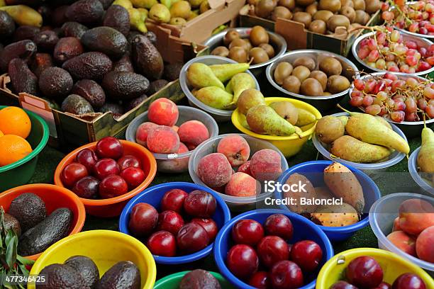 Foto de Frutas e mais fotos de stock de Abacate - Abacate, Alimentação Saudável, Bandeja