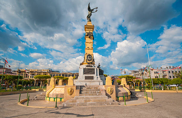 plaza libertad, el salvador - el salvadoran stock-fotos und bilder