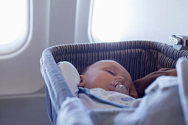 赤ちゃんベッドで bassinet に飛行機 - 静かな情景 ストックフォトと画像