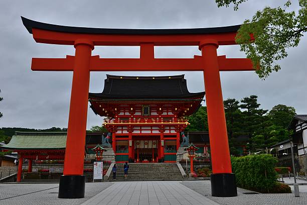torii gate e romon portão de santuário fushimi inari, kyoto - toyotomi hideyoshi - fotografias e filmes do acervo