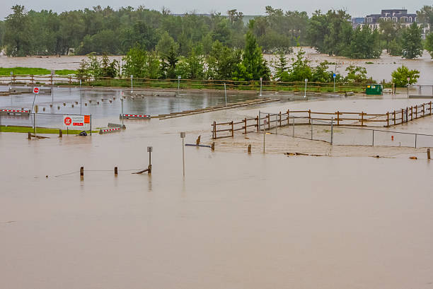 inundado de estacionamento - calgary flood alberta natural disaster - fotografias e filmes do acervo