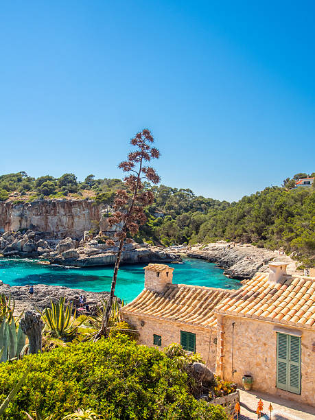 tradiční dům v blízkosti pláže - mallorca - stock snímky, obrázky a fotky