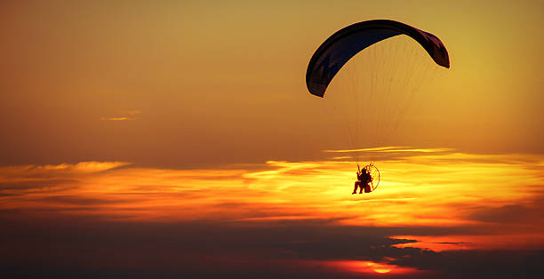 패러글라이더에 남자 - extreme sports air sport recreational pursuit ultralight 뉴스 사진 이미지