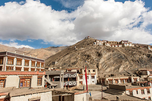 mosteiro de lamayuru - tibet monk architecture india - fotografias e filmes do acervo