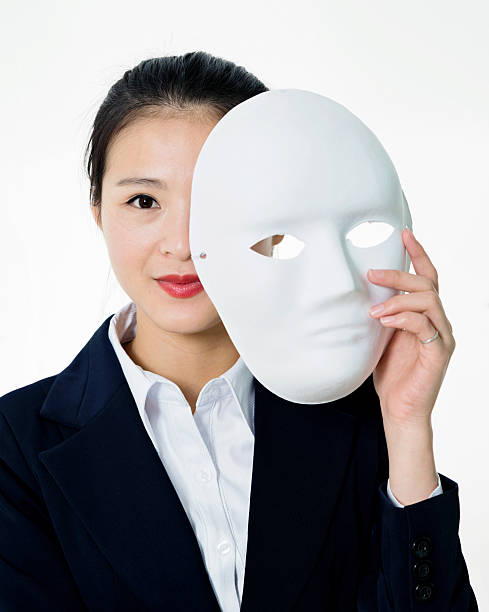 asian businesswoman holding una máscara facial - unmasked fotografías e imágenes de stock