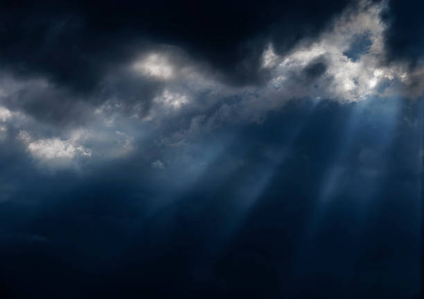 Minacciando scuro cielo con nuvole coprire il saldo - foto stock