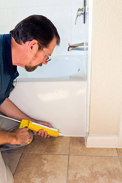 istock Handyman Caulking Tub 477357792