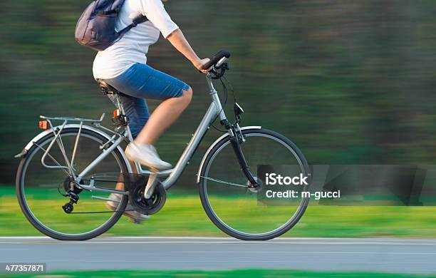 Photo libre de droit de Femme Faire Du Vélo Dans Le Parc banque d'images et plus d'images libres de droit de Abstrait - Abstrait, Activités sociales après le travail, Adulte