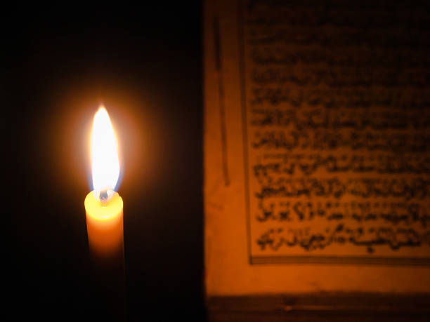 Candel luz y Al-Quran - foto de stock
