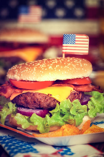 american hamburger - napkin american flag holiday fourth of july fotografías e imágenes de stock